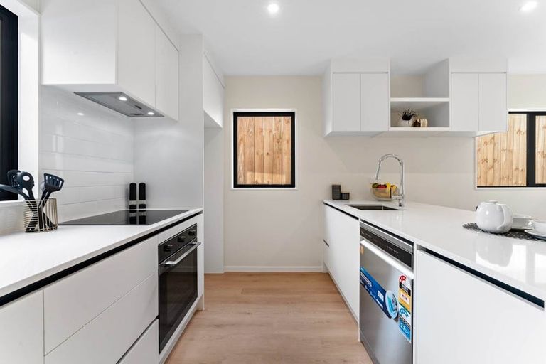 Photo of property in 3/10 Orchid Place, Te Atatu South, Auckland, 0610