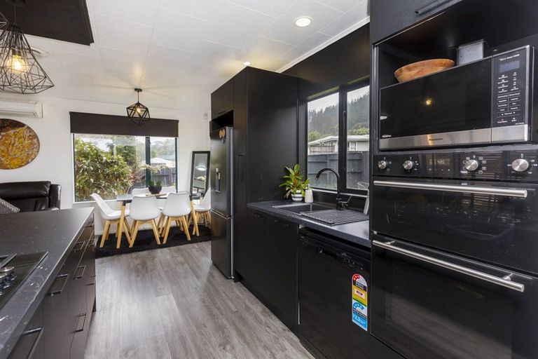 Photo of property in 2 Monarch Grove, Maoribank, Upper Hutt, 5018