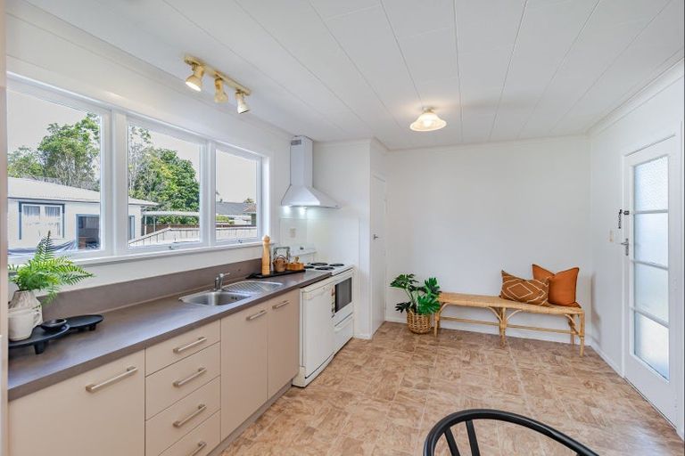 Photo of property in 42 Highbury Drive, Levin, 5510