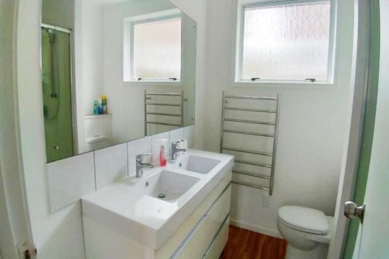 Photo of property in 2/26a Sunnynook Road, Sunnynook, Auckland, 0620