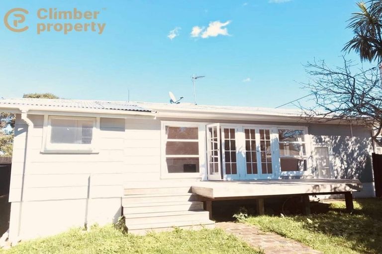 Photo of property in 2/26 Tonar Street, Northcote, Auckland, 0627