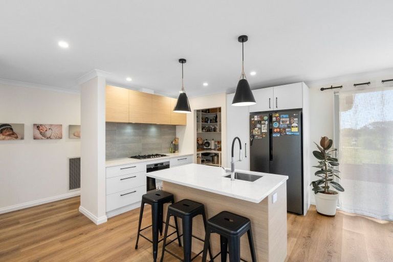 Photo of property in 6 Albizia Grove, Waikanae, 5036