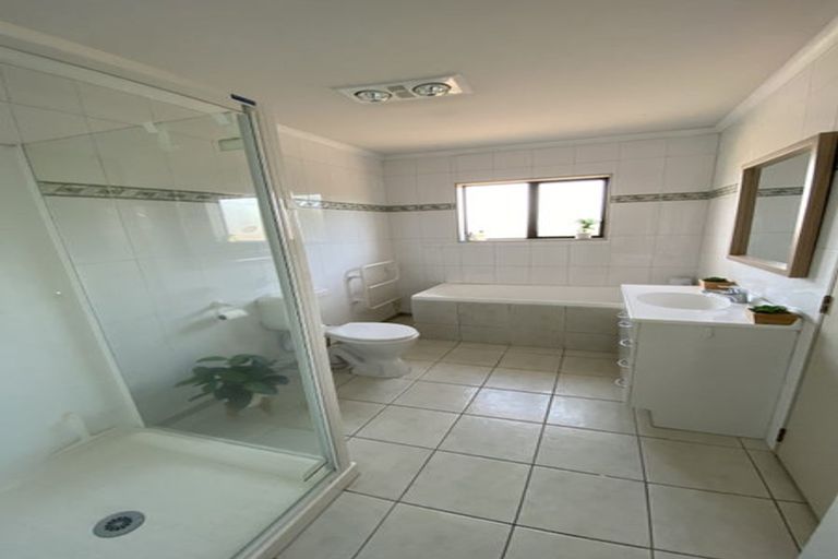 Photo of property in 40 Saralee Drive, Manurewa, Auckland, 2105