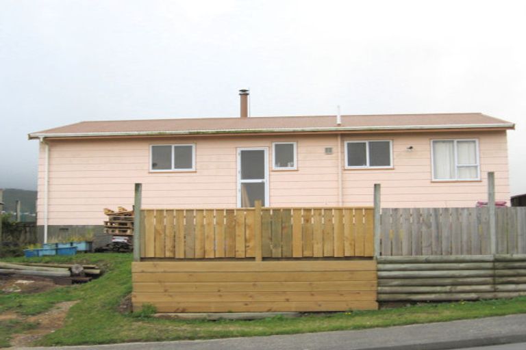 Photo of property in 20 Evesham Place, Newlands, Wellington, 6037