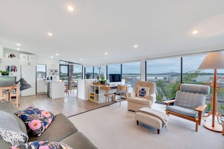 Photo of property in 1/3 Beach Road, Northcote Point, Auckland, 0627