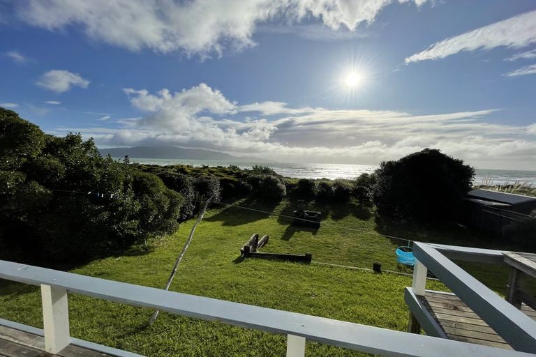 Photo of property in 25 Oratia Street, Waikanae Beach, Waikanae, 5036