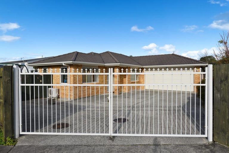 Photo of property in 106c Simpson Road, Henderson Valley, Auckland, 0614