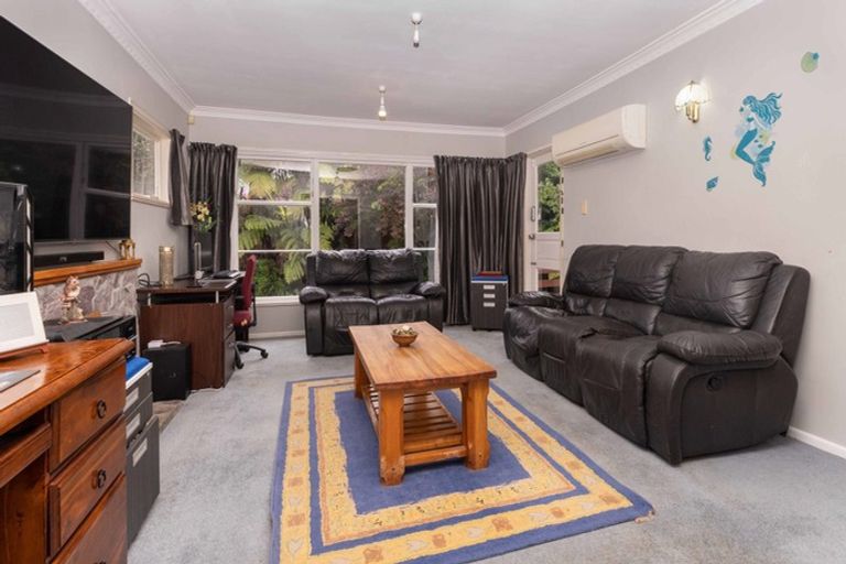 Photo of property in 24a Lyndhurst Road, Tawa, Wellington, 5028