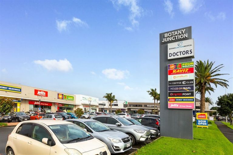 Photo of property in 16 Frank Bunce Grove, Flat Bush, Auckland, 2019