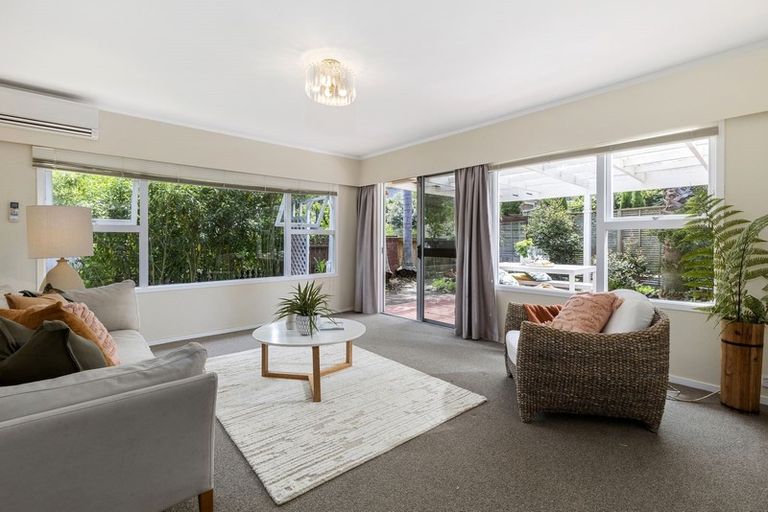 Photo of property in 1/7 Tallington Crescent, Torbay, Auckland, 0630