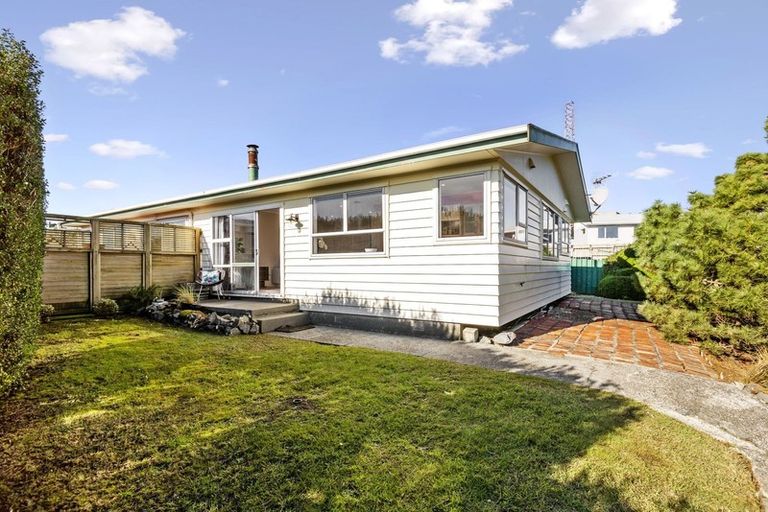 Photo of property in 27b Chetwode Grove, Newlands, Wellington, 6037