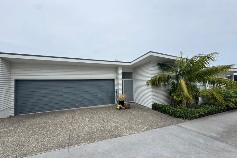 Photo of property in 8a Glenfield Road, Birkenhead, Auckland, 0626