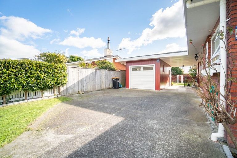 Photo of property in 4 Wikiriwhi Crescent, Awapuni, Palmerston North, 4412