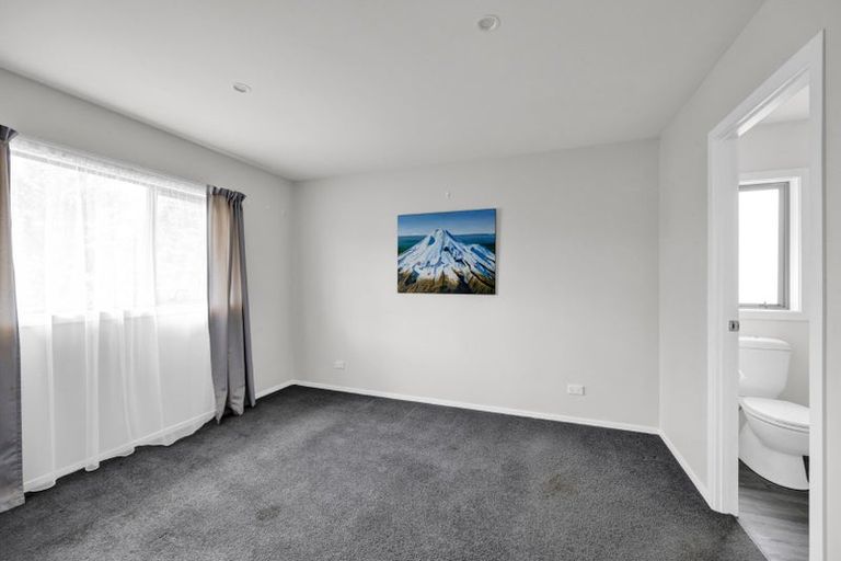 Photo of property in 102 Seaview Road, Westown, New Plymouth, 4310