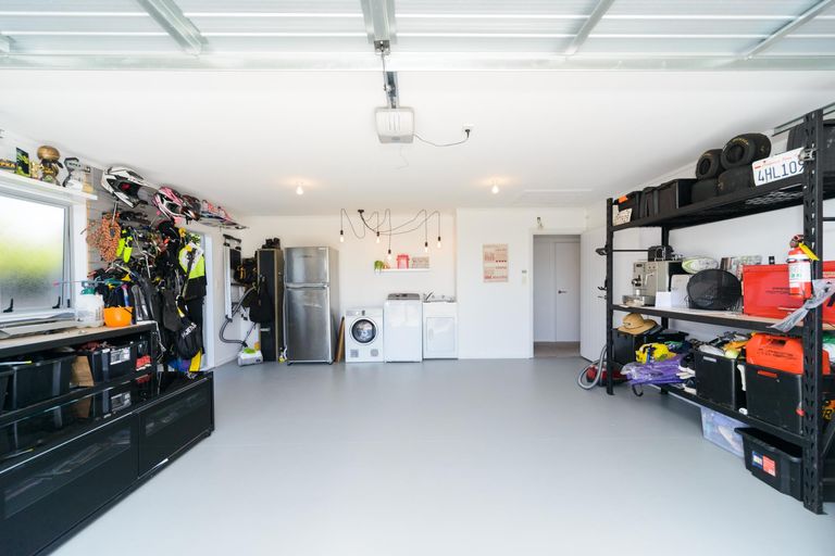 Photo of property in 6 D'urville Place, Kelvin Grove, Palmerston North, 4414