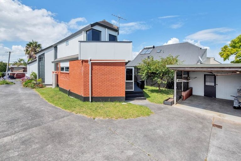Photo of property in 2/36 Devon Road, Bucklands Beach, Auckland, 2012