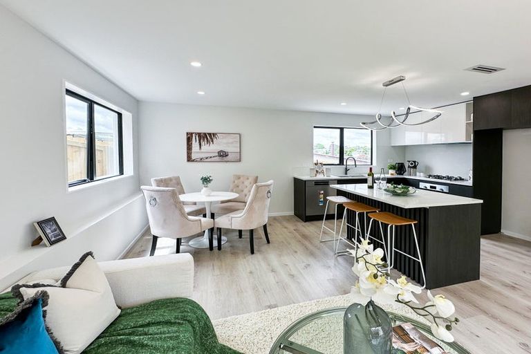 Photo of property in 61b Totaravale Drive, Totara Vale, Auckland, 0629