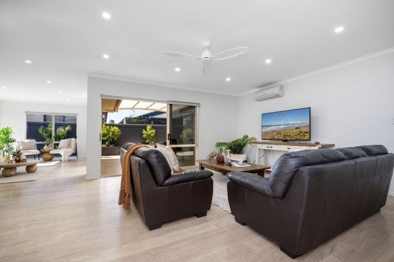 Photo of property in 27 Mcleod Place, Papamoa Beach, Papamoa, 3118