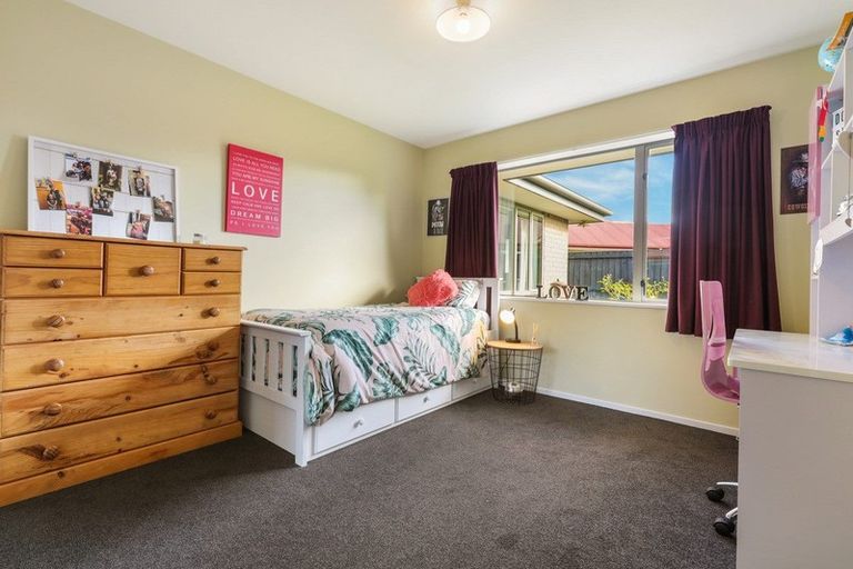 Photo of property in 73 Coolspring Way, Redwood, Christchurch, 8051