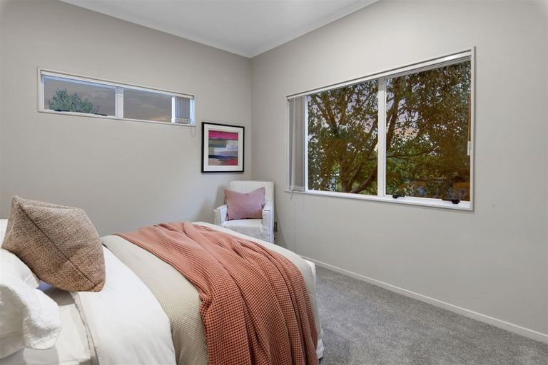 Photo of property in 12 Lakeridge Close, Northcross, Auckland, 0632