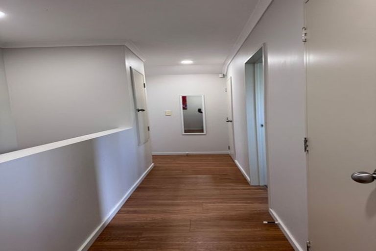 Photo of property in 35 Verdale Circle, Glen Eden, Auckland, 0602