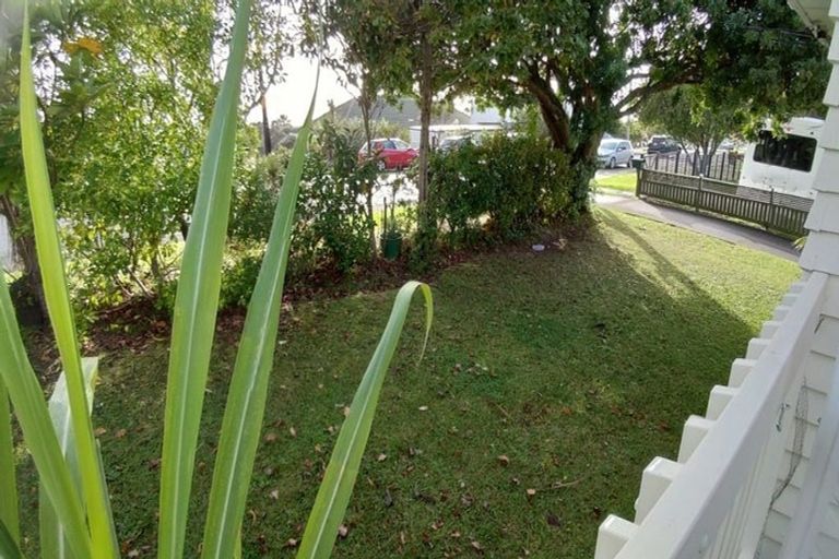Photo of property in 1/22 Knights Road, Rothesay Bay, Auckland, 0630
