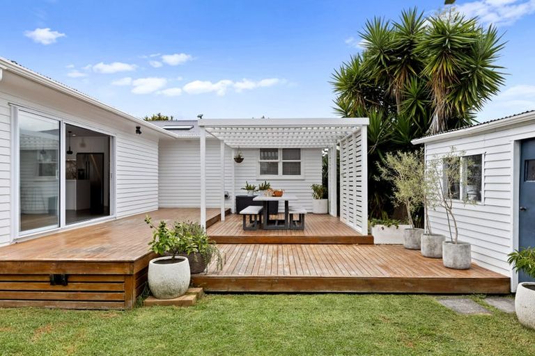 Photo of property in 11 Brennan Avenue, Te Atatu Peninsula, Auckland, 0610