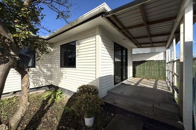 Photo of property in 6 Durham Street, Te Atatu Peninsula, Auckland, 0610