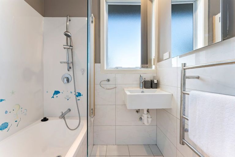 Photo of property in 168a Carlisle Road, Northcross, Auckland, 0632