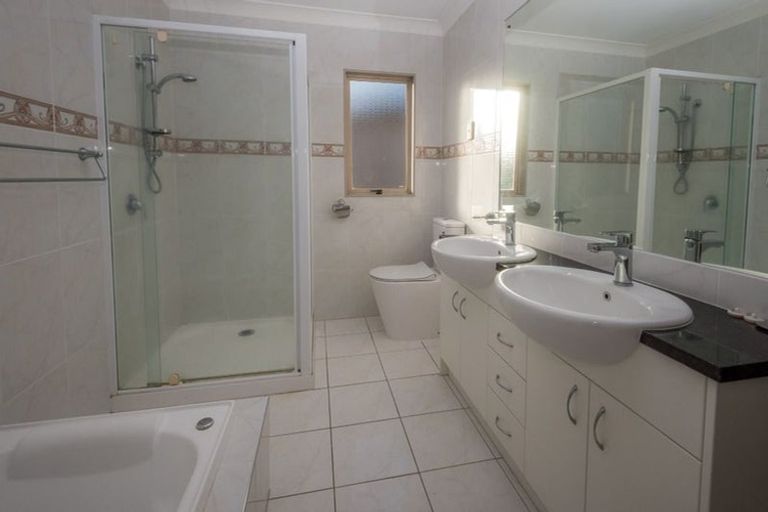 Photo of property in 42 Mandeville Place, Unsworth Heights, Auckland, 0632