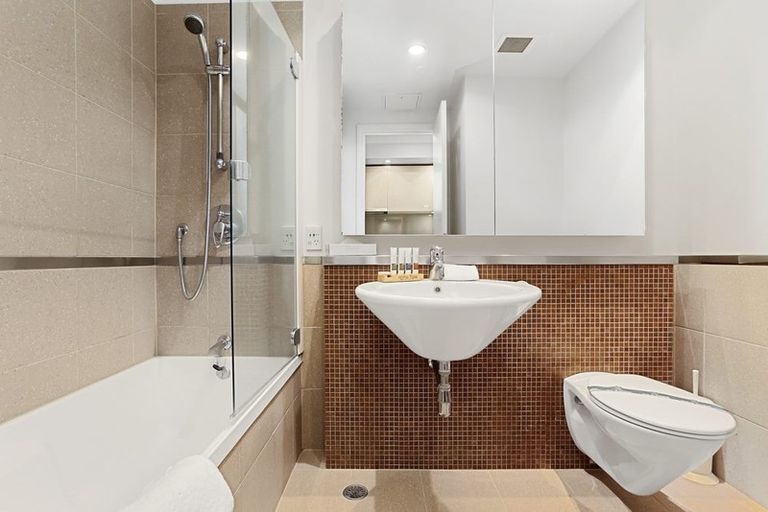 Photo of property in Latitude 37 East Apartments, 1j/20 Pakenham Street East, Auckland Central, Auckland, 1010