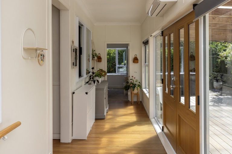 Photo of property in 11 Tiromoana Road, Raumati South, Paraparaumu, 5032