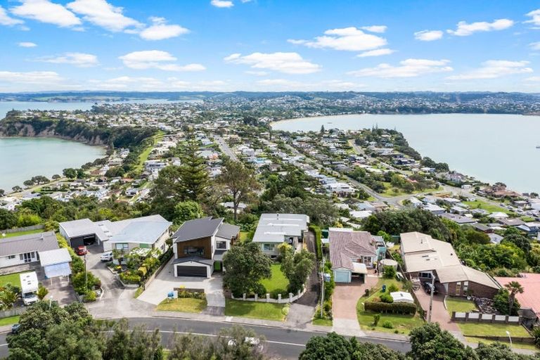 Photo of property in 23 Roberts Road, Matakatia, Whangaparaoa, 0930