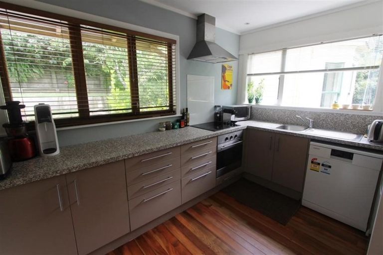 Photo of property in 15a Governor Road, Northland, Wellington, 6012