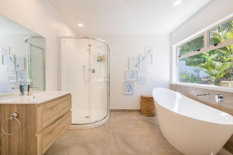 Photo of property in 2a Warner Park Avenue, Laingholm, Auckland, 0604