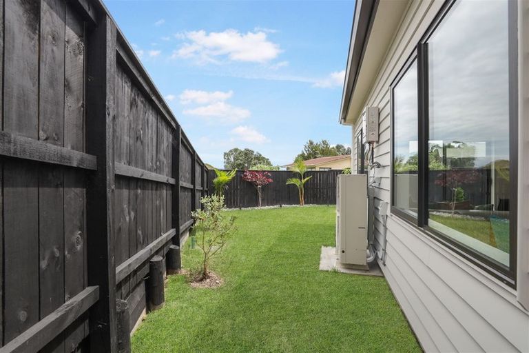 Photo of property in 5b Woodhouse Place, West Harbour, Auckland, 0618