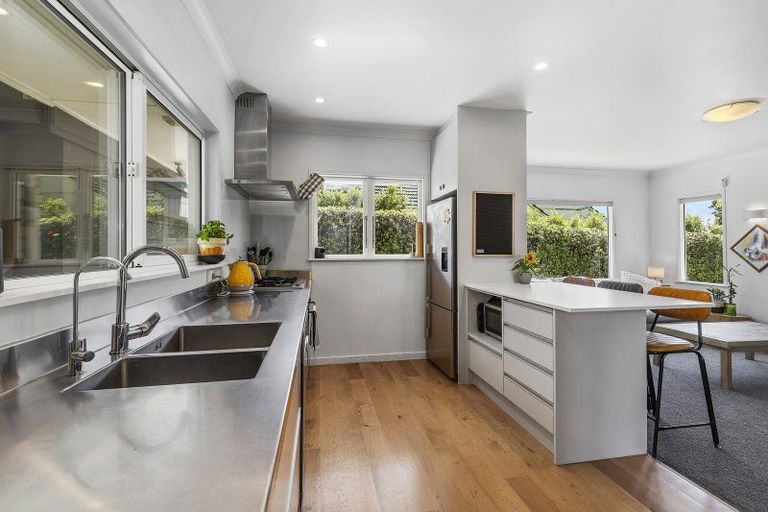 Photo of property in 318 Queens Drive, Lyall Bay, Wellington, 6022