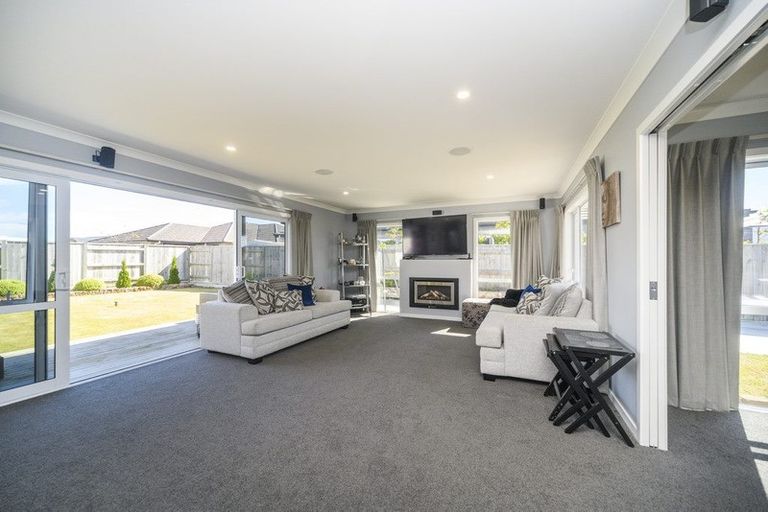 Photo of property in 126 Johnstone Drive, Fitzherbert, Palmerston North, 4410