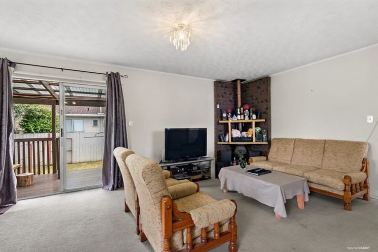 Photo of property in 1/30 Challen Close, Conifer Grove, Takanini, 2112