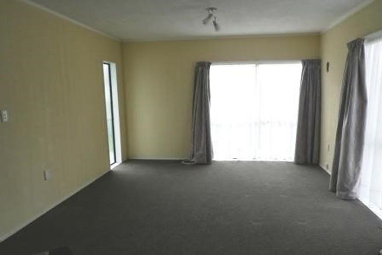 Photo of property in 25 Fernhaven Grove, Newlands, Wellington, 6037