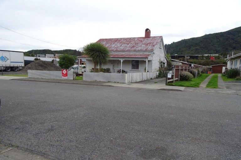 Photo of property in 10 Market Street, Picton, 7220