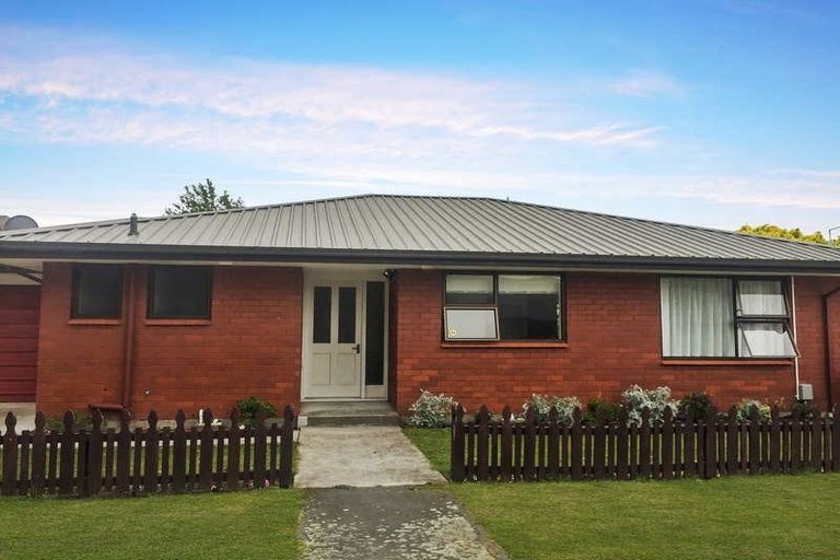 Photo of property in 2/2a Thorrington Road, Cashmere, Christchurch, 8022