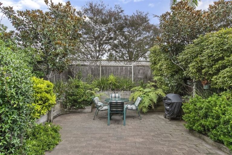 Photo of property in 16 Berkshire Terrace, Massey, Auckland, 0614