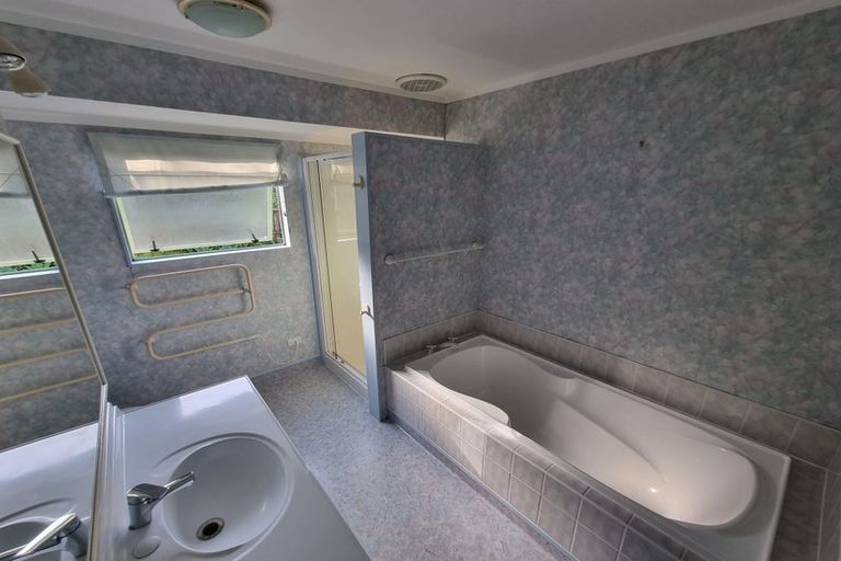 Photo of property in 16 Garcia Place, West Harbour, Auckland, 0618