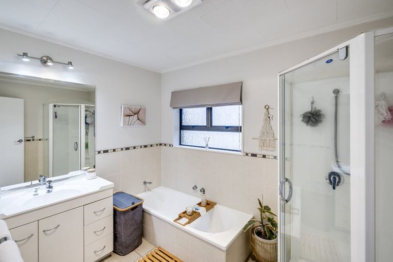 Photo of property in 4 Hetley Crescent, Taradale, Napier, 4112