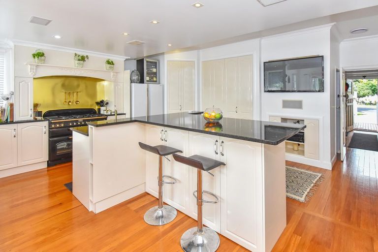 Photo of property in 10 Trentham Road, Papakura, 2110