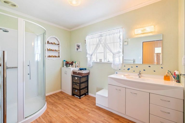 Photo of property in 64 Highbury Drive, Levin, 5510