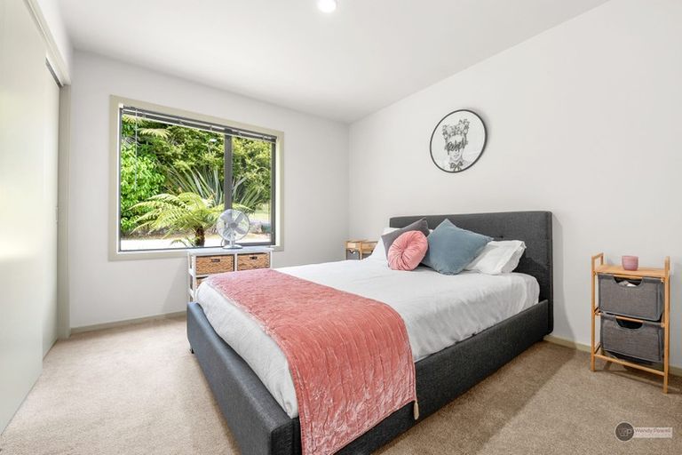 Photo of property in 2 Lowry Heights, Stokes Valley, Lower Hutt, 5019