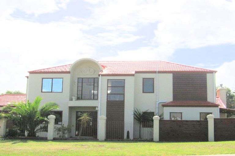 Photo of property in 15 Spencer Road, Oteha, Auckland, 0632