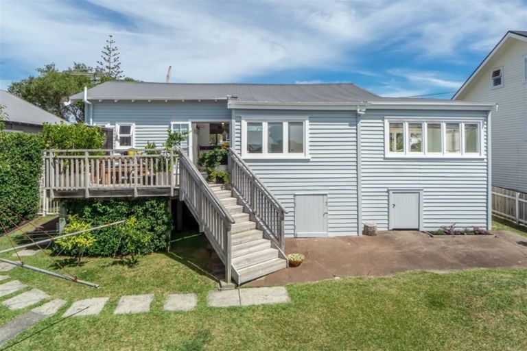 Photo of property in 41 Hanlon Crescent, Narrow Neck, Auckland, 0624
